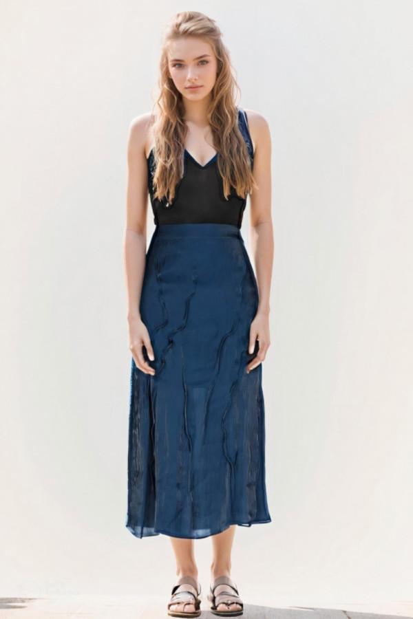https://stylease-live.satuvisidigital.com/uploads/products/VeIBKhvA9HaAAovHv77UisohvAOjb9Q3XH6qFRnp.jpg