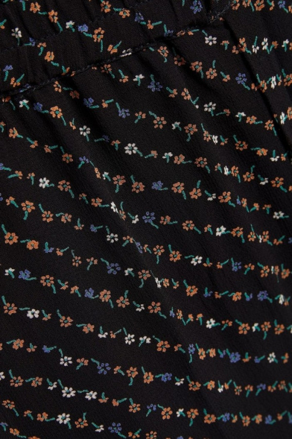 https://stylease-live.satuvisidigital.com/uploads/products/glTFIJdp6L2iM1uL7NP3AQmtrWCAgxnM914vLr40.jpg