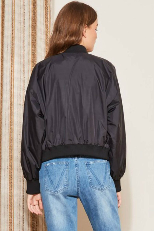 https://stylease-live.satuvisidigital.com/uploads/products/j2KiAOPkqLRaczQwUEfeUe82s5xFISQEtKdS6mxW.jpg